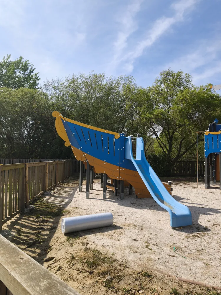 aire de jeux avec structure pour enfants